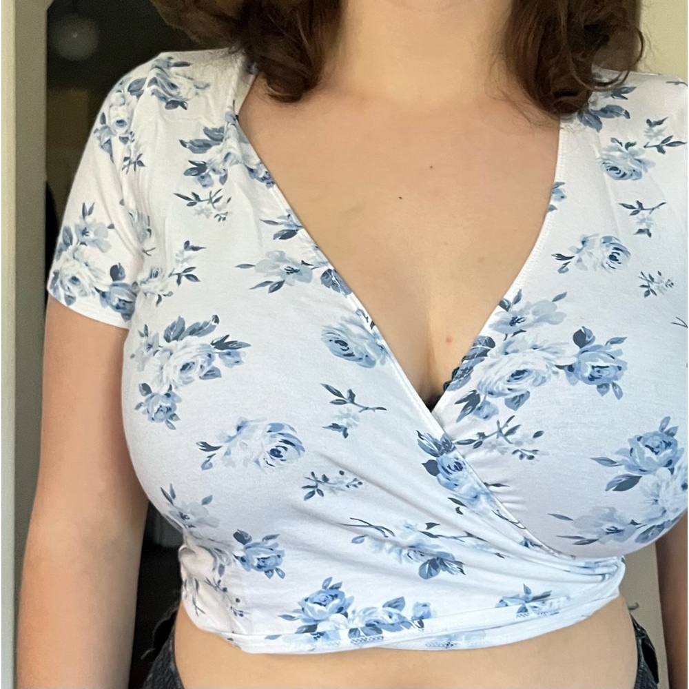 Hollister wrap top - Picture 3 of 4